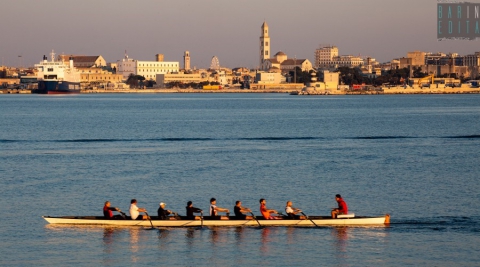 Navi abbandonate, piccoli fari e viste mozzafiato: � la Bari del molo San Cataldo